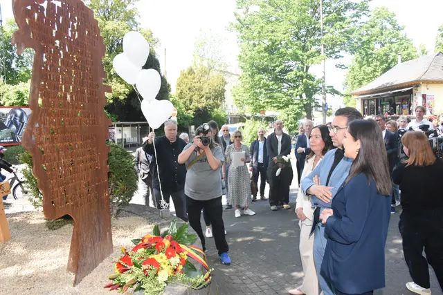 Denise Pöhler, Mutter von Niklas Pöhler, legte mit Oberbürgermeister Guido Déus und Bezirksbürgermeisterin Feyza Yildiz Blumen nieder und gedachte an der neu installierten Stele des jungen Mannes, der hier vor zehn Jahren brutal attackiert worden war.  | Foto: AS