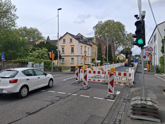 Kanalbau in der Königswinterer Straße in Oberkassel: Seit Mitte Mai ist der Baustellenbereich zwischen Am Weitgarten und In den Erlen eingerichtet, der Verkehr wird an der Baustelle vorbeigeführt.  | Foto: jld