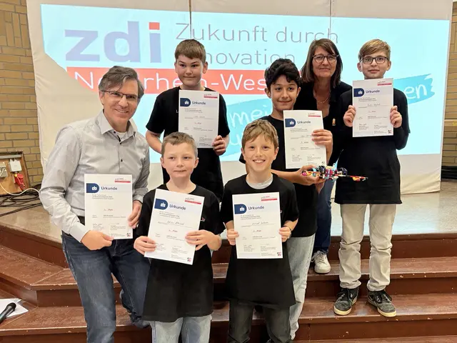 Die „HBG-Runners“ konnten sich über den 4. Platz im zdi-Roboterwettbewerb freuen.  | Foto: Heinrich-Böll-Gymnasium