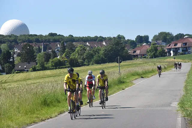 Herrliches Wetter begleitete die Teilnehmer der RTC-Radtouristikausfahrt an Pfingstmontag – hier fuhren die Radsportler unter anderem über den Berkumer Weg zurück in Richtung Bad Godesberg. | Foto: AS