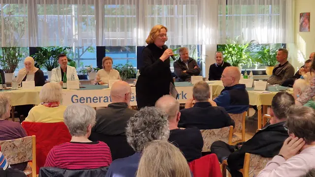 Bei der jüngsten Herzenssprechstunde des Generationennetzwerks Bad Godesberg begrüßte Moderatorin Dr. Ebba Hagenberg-Miliu viele interessierte Bürgerinnen und Bürger in Mehlem.  | Foto: AS