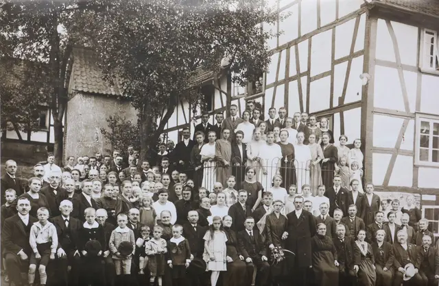 Historisches Hochzeitsfoto von 1926 vor dem Fachwerkhaus in der Bladersbacher Straße 103 | Foto: Michael Kupper