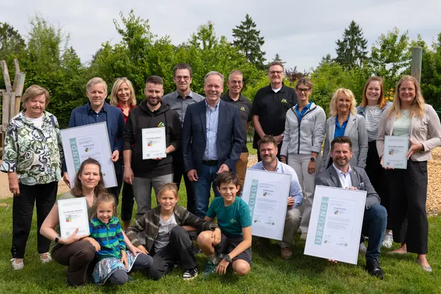 Vertreterinnen und Vertreter der ausgezeichneten Einrichtungen sowie des Naturparks präsentieren die Urkunden zur Zertifizierung als erste „Naturpark-Partner“ im Bergischen Land. | Foto: Ralf Joost