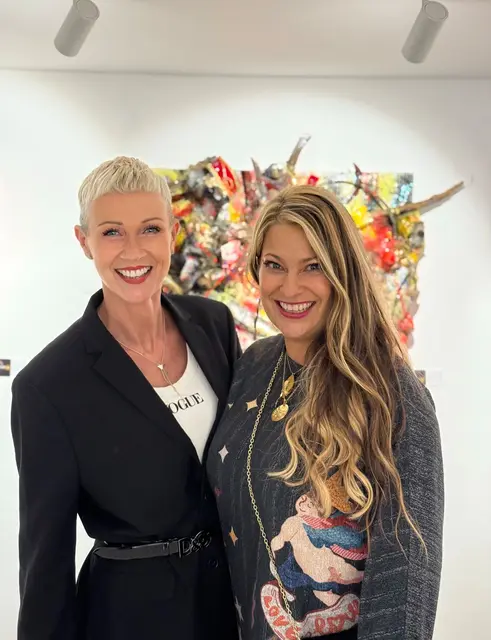 Die Werke von Andrea Wycisk (l.) und Manuela Klein setzen sich mit den Themen Nachhaltigkeit, Transformation und Upcycling auseinander.  | Foto: © Manuela Klein und Andrea Wycisk