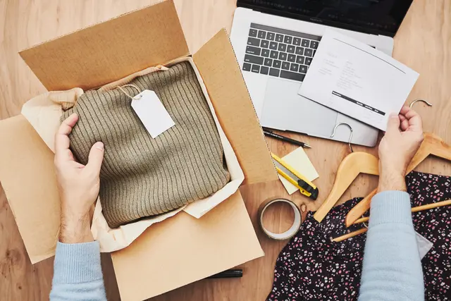 Was wie ein günstiges Online-Schnäppchen aussieht, kann durch neue Zoll- und Servicegebühren deutlich teurer werden. Die Verbraucherzentrale rät, Herkunft und Gesamtkosten vor der Bestellung genau zu prüfen.  | Foto: VZ NRW/adpic