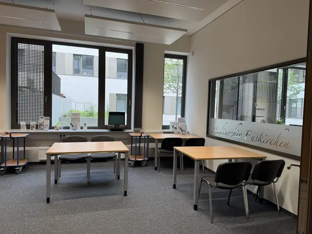 Blick hinter die Kulissen: Bei einer Führung durch das Stadtarchiv Euskirchen erhalten Besucherinnen und Besucher Einblicke in Magazine und Arbeitsweise der Archivare.  | Foto: Stadt Euskirchen