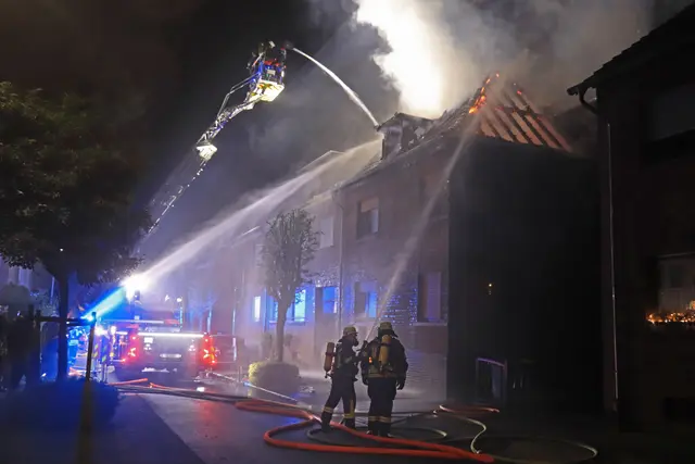Bei dem Dachstuhlbrand in Horrem konnte die Feuerwehr ein Übergreifen der Flammen verhindern. | Foto: Zingsheim