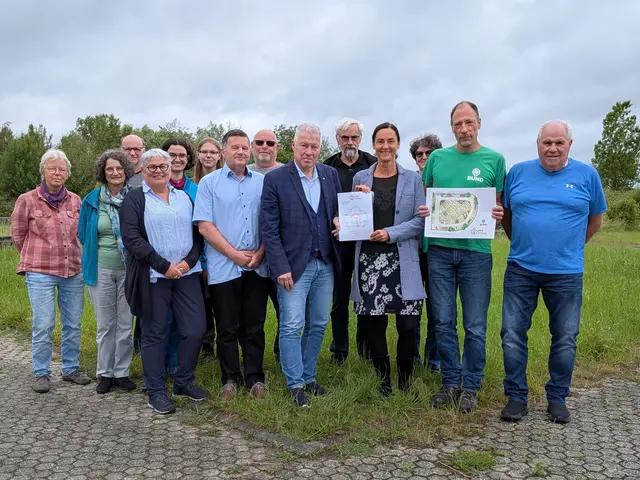Achim Baumgartner (2. von rechts) freute sich gemeinsam mit Vertretern des BUND und der Stadt über die Förderurkunde, die ihm Karl Heinz Erdmann (6. von rechts) überreicht hatte. | Foto: fes