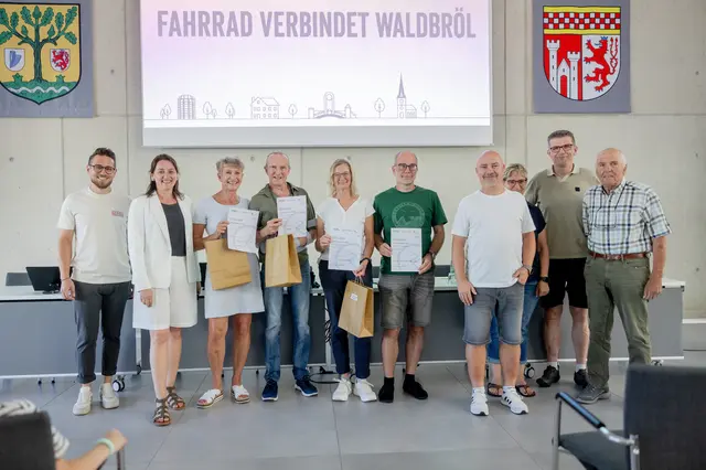 von links: Organisator der Veranstaltung Dominik Klinkenberg, Bürgermeisterin Larissa Weber, Gewinnerinnen und Gewinner des Stadtradelns | Foto: Katharina Hein