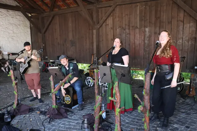 Die Gruppe „Evanna“ begeisterte mit Irish Folk und mittelalterlicher Musik auf historischen und modernen Instrumenten. | Foto: Michael Kupper