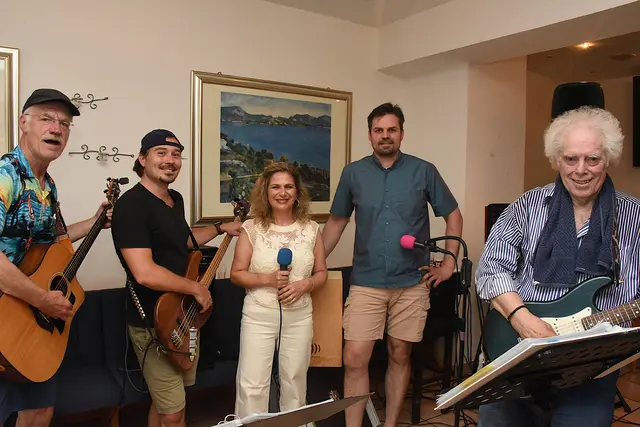 Gerhard Lemm (li.) und Georg Krahe (re.) begeistern mit den weiteren Musikern der Band „Mixed-Up 015“, Dominic Westhoff, Sängerin Miriam Wiederhold sowie Christian Schamari mit ihrer „Lust auf Musik“ das Publikum überall wie hier beim jüngsten kostenfreien Konzert in der Lannesdorfer Gaststätte „Aida“.  | Foto: AS