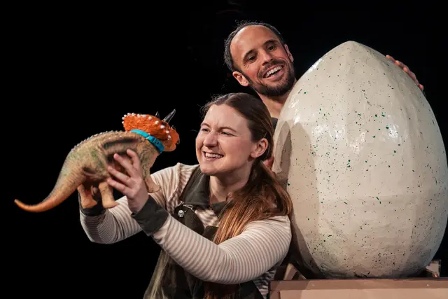 Schnick und Schnack entdecken ein riesiges Ei und begeben sich gemeinsam mit den Kindern auf eine abenteuerliche Suche nach einem sicheren Platz zum Schlüpfen. | Foto: Theater Rosinante