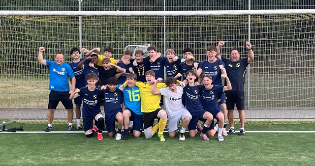 Großer Jubel nach dem Schlusspfiff: Die U16 des SC Brühl feiert nach dem 2:0-Erfolg im Schlossparkstadion den Aufstieg in die Bezirksliga. | Foto: Sebastian Buggert