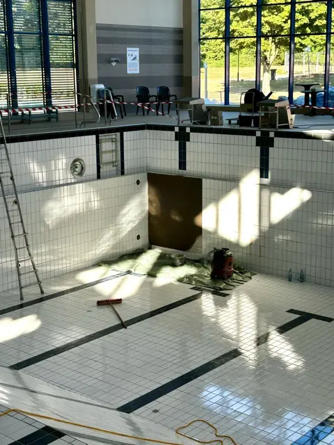 Bei vorgezogenen Revisionsarbeiten wurden Schäden am Becken festgestellt, die jetzt behoben werden müssen. | Foto: Stadt Kerpen
