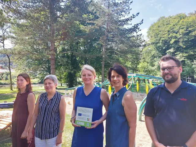 v.li.: Céline Zahn, Leader; Yvonne Sanna, Bezirksregierung Köln; Alexandra Gauß, Bürgermeisterin; Carmen Döhnert, RSK; Sven Hanisch, Firma Eibe. | Foto: Schmidt