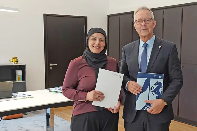 Ümmü Gülsüm Karakus und Regierungspräsident Gregor Lange.  | Foto: Bezirksregierung Köln