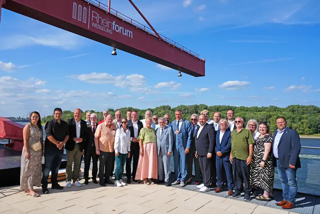 Große Runde für großes Engagement: Beim Jahresempfang standen im Rheinforum die Geehrten aus Rat und Ausschüssen gemeinsam mit Bürgermeister Ralph Manzke und Gästen am Rhein. Die Stadt würdigte viele Jahre kommunalpolitischen Einsatz. | Foto: Stadt Wesseling
