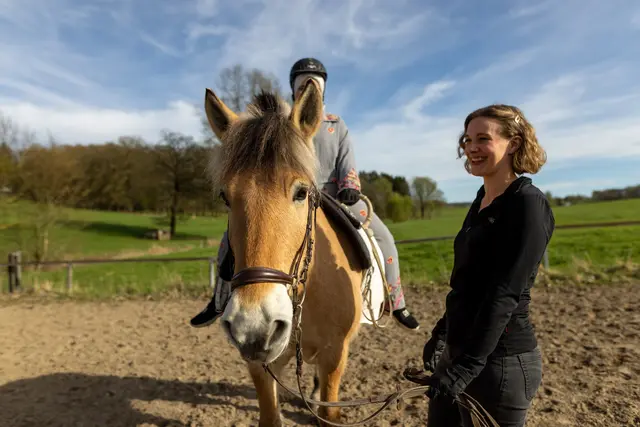 Das Caritas-Projekt „Dein.PFERD – macht dich.STARK“ setzt auf die besondere Wirkung der Arbeit mit den Tieren. | Foto: Diözesan-Caritasverband für das Erzbistum Köln