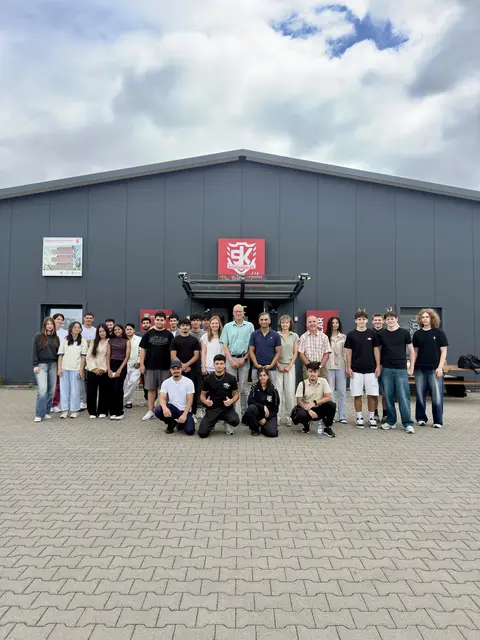 Ein Jahr erfolgreiche Zusammenarbeit: Schülerinnen und Schüler, Lehrkräfte sowie Vertreter der Brühler Helden und des Karl-Schiller-Berufskollegs kommen zum Jubiläum des Startchancen-Projekts vor der Vereinshalle zusammen.  | Foto: Brühler Helden - KAHRAMANLAR e.V