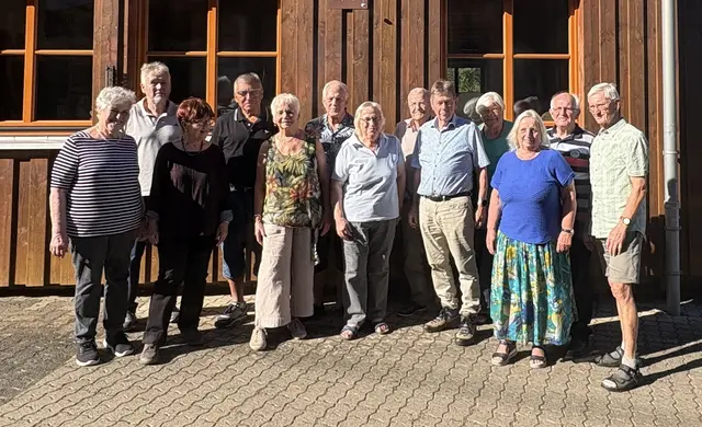 Auf dem Hof einer Mitschülerin fand das Klassentreffen statt.  | Foto: Heribert Lennarz