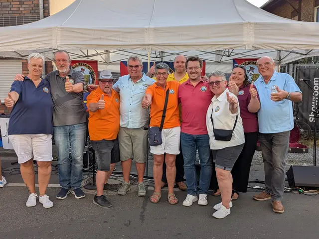 Jeck im Sunnesching: Das Vorstandsteam mit dem amtierenden Dreigestirn feierte das 1000-tägige Jubiläum der KG „Mir vom Herseler Werthche“. | Foto: fes