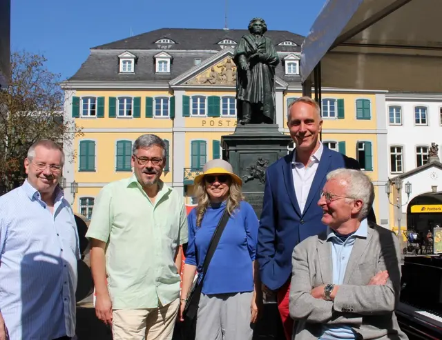 Beim Jahrestag der Enthüllung des Beethoven-Denkmals (v.l.n.r.) Stephan Eisel, Bürgermeister Gabriel Kunze, Kulturdezernentin Birgit Schneider-Bönninger, Falko Hönisch (Bariton und Bürgermeister von St. Goar) und Martin Wiemer (Klavier).  | Foto: Frank Wittwer