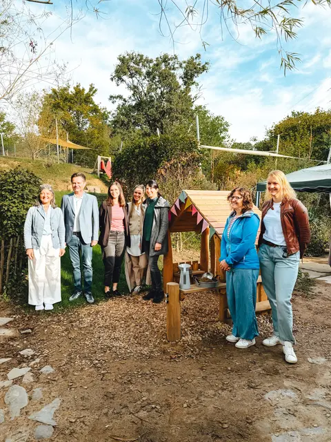 Der Vorstand des Naturkinderhauses mit Bürgermeister Ulrich Stücker, Kindergartenleiterin Ilona Wurth (2.v.r.) sowie Unterstützern am neuen Holzspielhaus. | Foto: Vivien Schneider