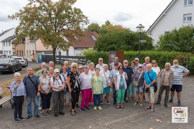 Gut 30 Interessierte machten sich mit Ged Kamp auf den Weg durch Oberlar.  | Foto: Schumpe