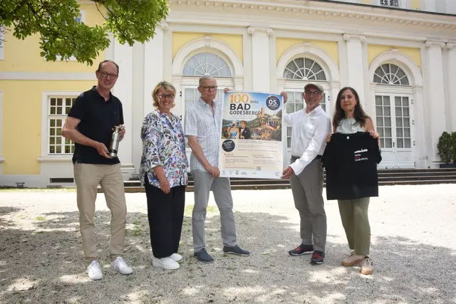 Freuen sich schon auf das große „Bad“-Jubiläumswochenende: Christian Schäfer (Leiter der Bezirksverwaltungsstelle Bad Godesberg), Sabine Köhne-Kayser (Vorsitzende des Verein KuKuG) mit ihrem Schatzmeister Peter Linden und ihrem 2. Vorsitzenden  Ralf Reifenberg sowie der Schirmherrin Feyza Yildiz.  | Foto: AS