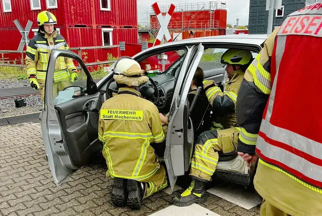 Auch technische Hilfeleistung gehörte zum Übungsprogramm: An einem Pkw trainierten die Mechernicher Feuerwehrleute das koordinierte Vorgehen bei einem angenommenen Verkehrsunfall.  | Foto: Alexander Kloster/FF/pp/Agentur ProfiPress