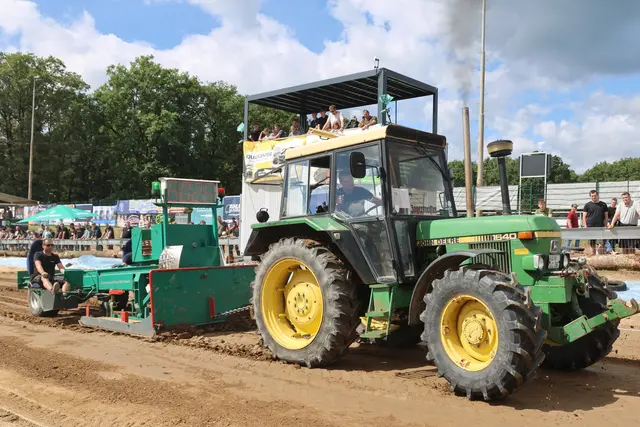 Beim Trecker-Pulling galt es, einen Bremswagen über die Strecke zu ziehen. | Foto: Michael Kupper