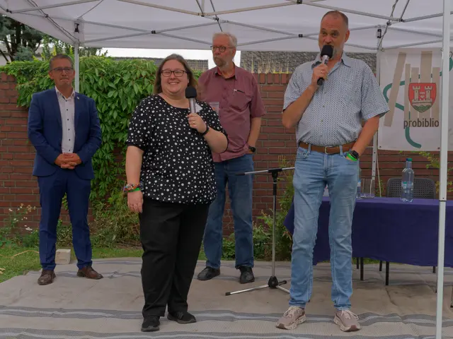 Viel Lob von offizieller Seite V.l.n.r.: Markus Thüren, FB Leiter und zuständig für die Stadtbücherei, Bibliothekarin Franziska Wiedenhöfer, stellvertretender Bürgermeister Friedemann Immer und Detlef Auer von probiblio. | Foto: probiblio