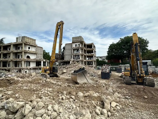 Die Abbrucharbeiten an der Außenhülle des ehemaligen AOK-Gebäudes in Hürth-Hermülheim gehen voran.  | Foto: Stadt Hürth