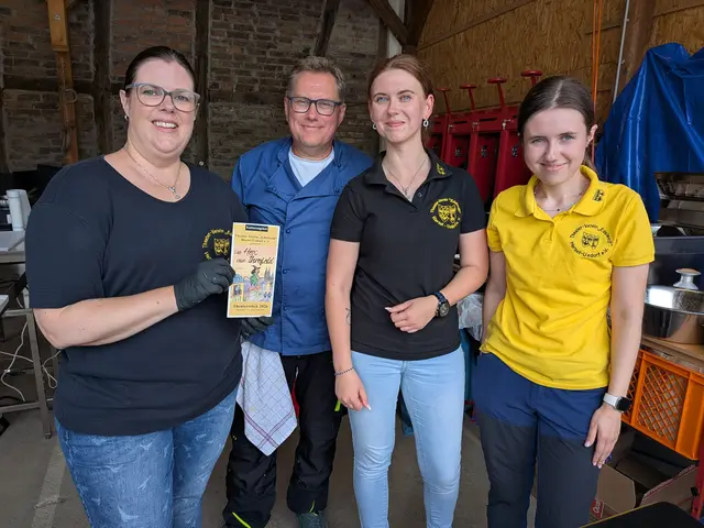 Beim Theater-Verein „Edelweiß“ Hersel-Uedorf (von links): Monika Hemmersbach, Ingo Hemmersbach, Angie Wallikewitz und Melina Hemmersbach gab es auf dem Dorffest nicht nur Currywurst und Pommes frites, sondern schon die ersten Infos zum neuen Theaterstück. | Foto: fes