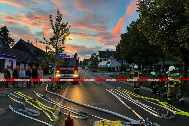 Feuerwehrkräfte sichern die Einsatzstelle an der Hubertusstraße nach einem Gasaustritt in einer Baugrube. Rund 30 Anwohnende mussten ihre Häuser vorübergehend verlassen, die Straße blieb während des mehrstündigen Einsatzes gesperrt.  | Foto: Feuerwehr Wesseling
