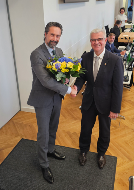 Blumen und Glückwünsche nach der Wahl: Bürgermeister Prokop gratulierte Frederik Jansen zum neuen Amt als Erster Beigeordneter der Stadt Brühl. | Foto: Stadt Brühl