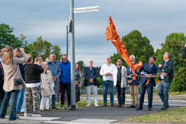 Bürgermeister Dirk Breuer und sein ukrainischer Amtskollege Oleksandr Zozulya enthüllten gemeinsam das Peremyschljany-Straßenschild.  | Foto: Stadt Hürth/Giuseppe Piliero