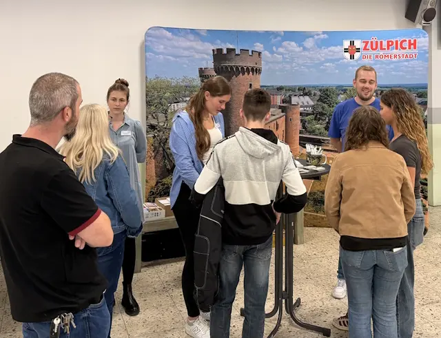 Auch die Stadt Zülpich war mit einem eigenen Stand bei der Ausbildungsbörse vertreten, an dem sich interessierte Schülerinnen und Schüler über die Ausbildungsmöglichkeiten im Rathaus, aber auch 
in den städtischen Kindertageseinrichtungen und beim Baubetriebshof informieren konnten.  | Foto: Stadt Zülpich / Torsten Beulen