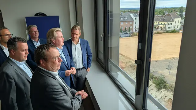 „Die Stadt Euskirchen versucht, jede Möglichkeit zum Verzicht auf Flächenversiegelung zugunsten von mehr Grün in der Innenstadt zu nutzen“, erklärte Bürgermeister Sacha Reichelt dem NRW-Umweltminister Oliver Krischer beim Treffen in Euskirchen.  | Foto: Tim Nolden/Stadt Euskirchen