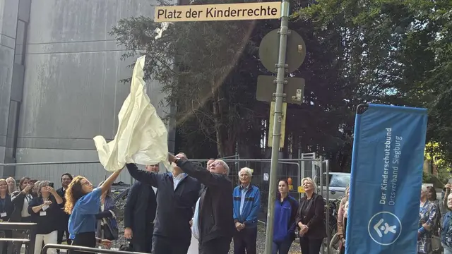 Sophia von Martial, Bürgermeister Stefan Rosemann und Landrat Sebastian Schuster bei der Einweihung des „Platzes der Kinderrechte“.  | Foto: Kreisstadt Siegburg