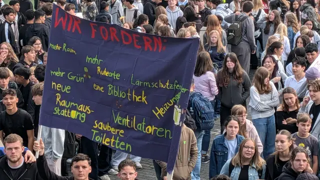 „Mehr Raum“, „eine Bibliothek“ und „saubere Toiletten“: Auf Transparenten formulierten die Schülerinnen und Schüler ihre Forderungen an Politik und Verwaltung. Im Mittelpunkt steht die Forderung nach einem Neubau der Heinrich-Böll-Gesamtschule.  | Foto: fes