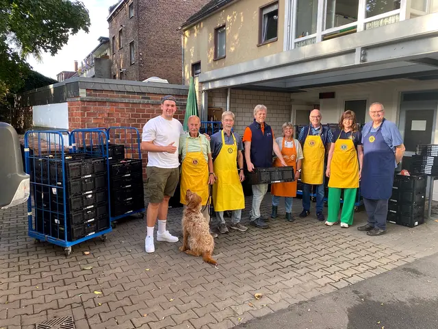 Voll beladen für die Brühler Tafel: Bei der Lions-Aktion „Ein Teil mehr“ kamen 145 Kisten mit haltbaren Lebensmitteln zusammen. Damit wurde der Rekord aus dem Vorjahr noch einmal deutlich übertroffen.  | Foto: Lions Club Brühl