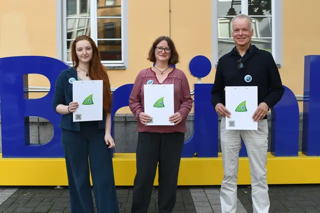 Präsentieren den „Brühler Waldentscheid“: Dalilah Booz, Christine Hölzmann und Stephan Stübner (von links) werben für das Bürgerbegehren gegen eine mögliche Erweiterung des Phantasialands ins Naturschutzgebiet Ententeich. | Foto: Hans-Peter Brodüffel