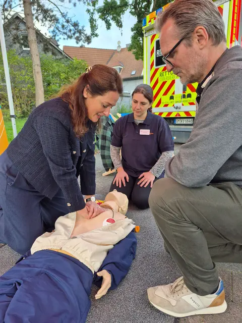 Bürgermeisterin Larissa Weber frischt auf dem Vieh- und Krammarkt ihre Kenntnisse über die Herzdruckmassage auf. | Foto: Klinikum Oberberg