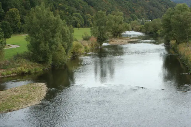 Die Sieg - hier in Eitorf-Alzenbach - kann künftig mit ihrem Flusswasser eine große Rolle spielen bei der Versorgung des Eitorfer Zentrums über eine Großwärmepumpe. | Foto: Röhrig