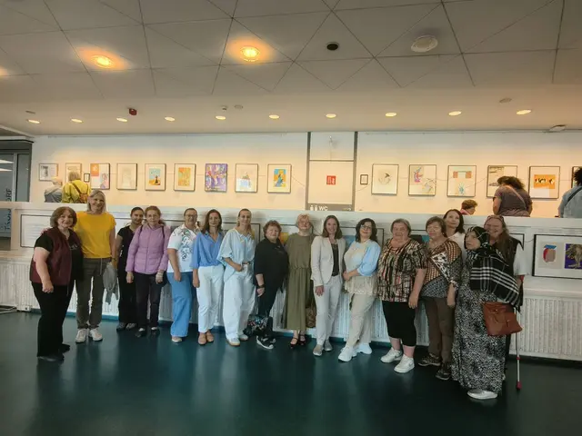  Die Künstlerinnen im Haus International mit Kirsten Steinhoff-Fahadi (2. von links), Tanja Gaspers (10. von links) und Oxana Georgiyeva (11. von links).  | Foto: Stadt Troisdorf
