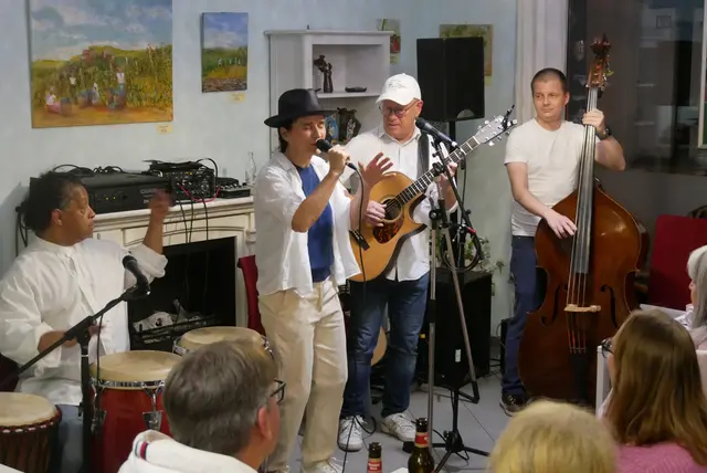Der frühere Wesselinger Arzt Stephan Rodtmann (2.v.r.) kehrte beim Wohnzimmerkonzert des Vereins RheinKlang 669 auf die Bühne zurück. Gemeinsam mit dem international besetzten Ensemble „Brazilian Love Affair“ begeisterte er das Publikum in Mines Spatzentreff. | Foto: Anita Brandtstäter