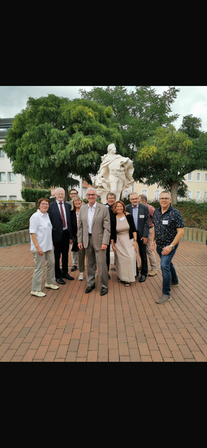 Gemeinsam feierten Mitglieder, Unterstützer und Wegbegleiter das 30-jährige Bestehen des Hospizvereins Brühl. Auf dem Foto sind von links Lydia Ossmann, Schirmherr Dieter Freitag, Martin Saes, Monika Ebert, Bürgermeister Dr. Marc Prokop, Kathrine Gottwald, die neue Koordinatorin Sandra Winterling, Bernd Reimann, Robert Claren und Bernhard Dörstel zu sehen
. | Foto: Hospiz Brühl e.V.