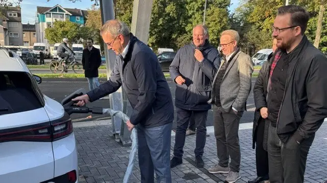  Bürgermeister Stefan Rosemann, Beigeordneter Martin Rosorius, Andreas Roth, Vorstand der Stadtbetriebe Siegburg AöR und Norman Petersson, Leiter rhenag Energie (v.l.n.r.)  | Foto: Baake