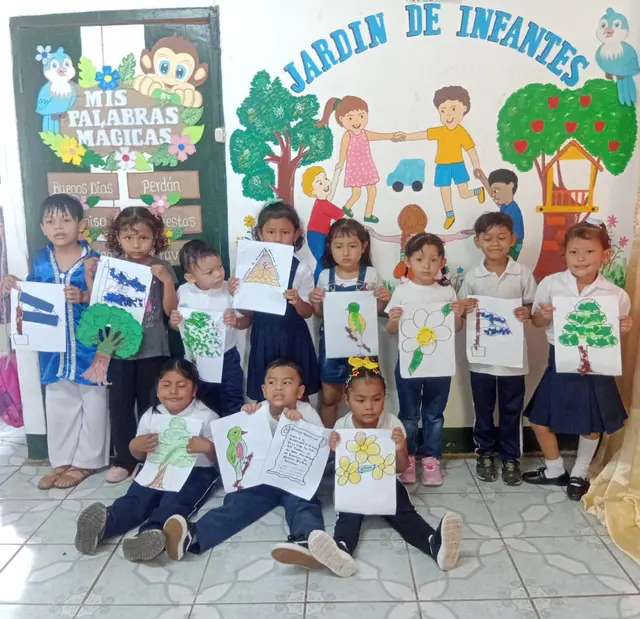 Kinder aus dem Ometepe-Projekt in Nicaragua präsentieren im Kindergarten „Jardín de Infantes“ ihre selbst gestalteten Bilder | Foto: Mercedes Hernández
